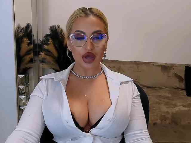 lovelyblondyx webcam