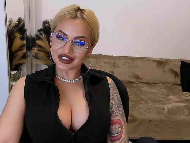 lovelyblondyx webcam