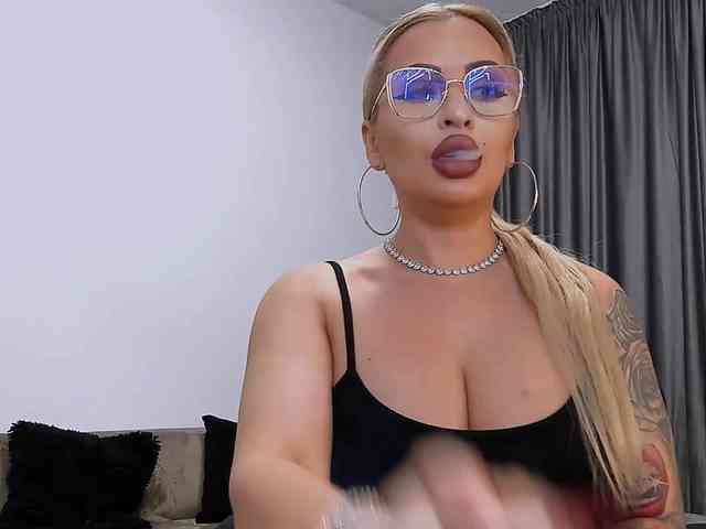 lovelyblondyx webcam