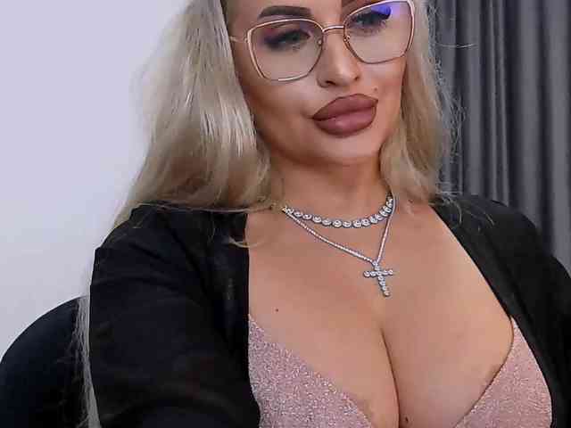 lovelyblondyx webcam