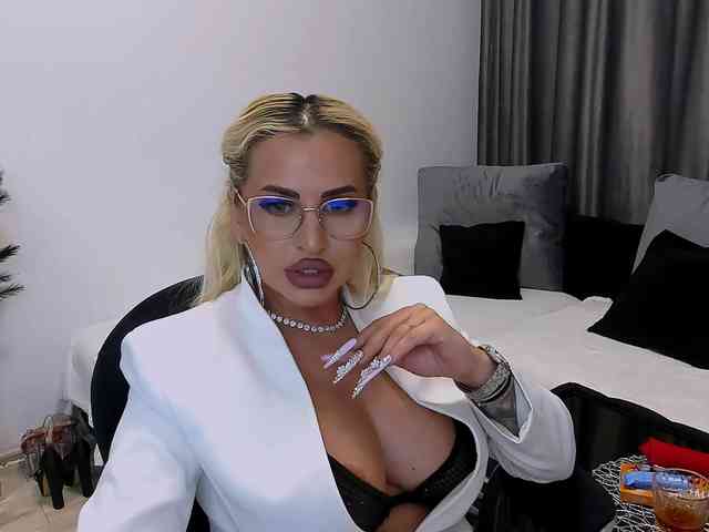 lovelyblondyx webcam