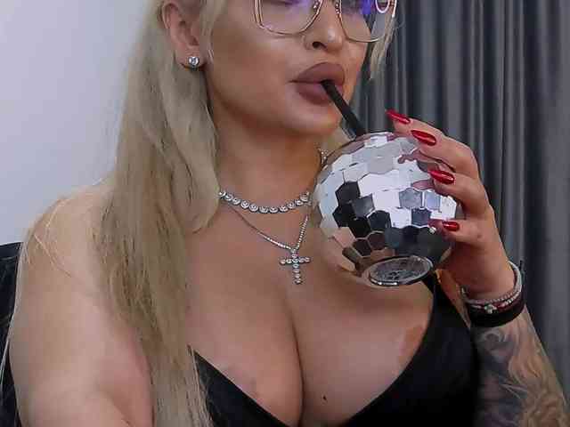 lovelyblondyx webcam
