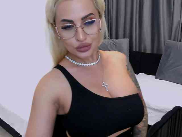 lovelyblondyx webcam