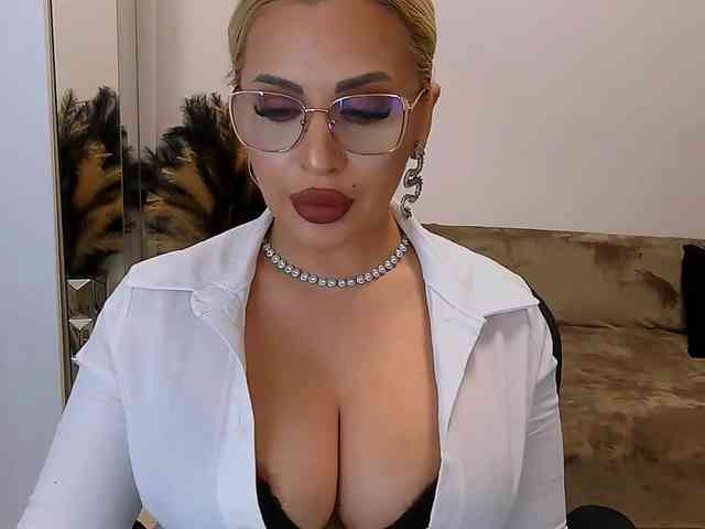 lovelyblondyx webcam