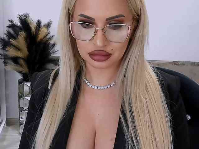 lovelyblondyx webcam