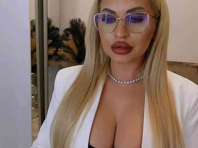lovelyblondyx webcam