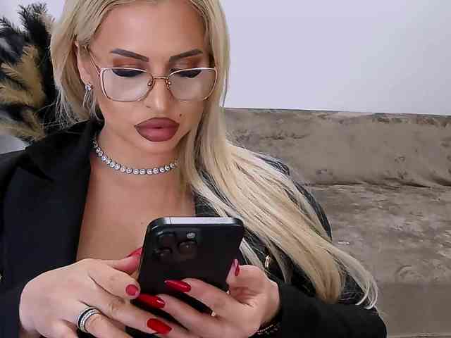 lovelyblondyx webcam