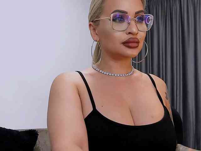 lovelyblondyx webcam