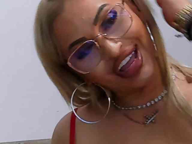 lovelyblondyx webcam