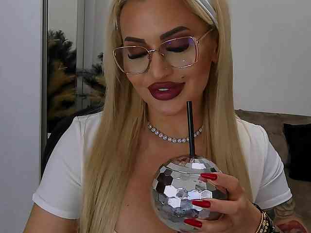 lovelyblondyx webcam