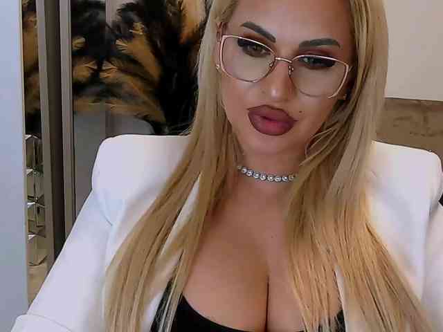 lovelyblondyx webcam