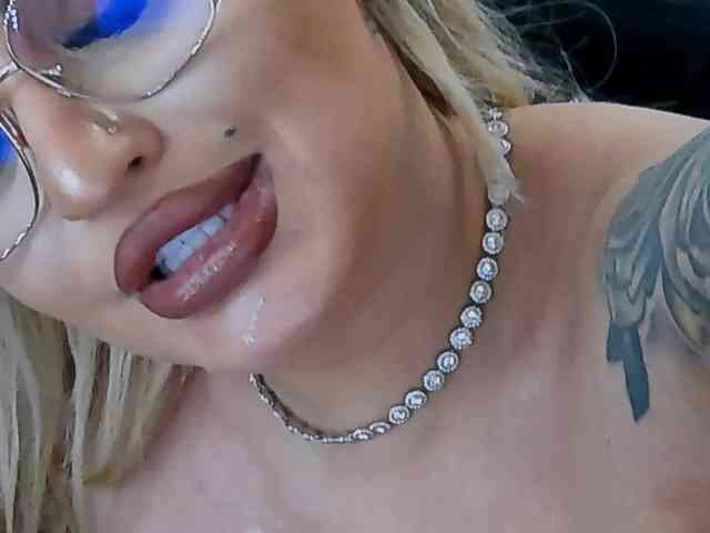 lovelyblondyx webcam
