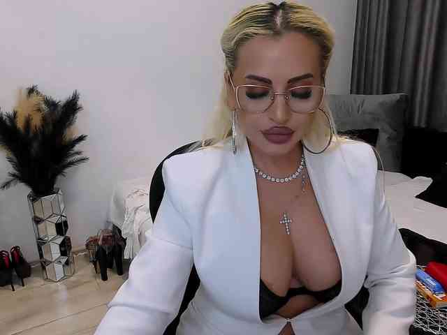 lovelyblondyx webcam