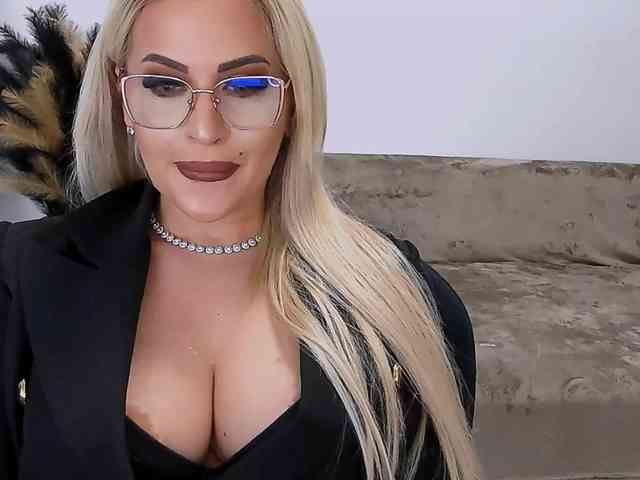 lovelyblondyx webcam
