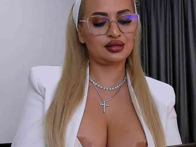 lovelyblondyx webcam