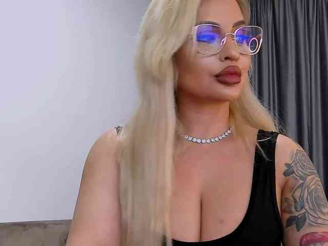 lovelyblondyx webcam