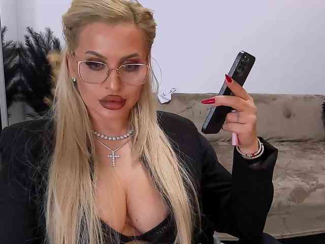 lovelyblondyx webcam