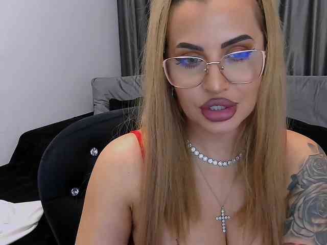 lovelyblondyx webcam