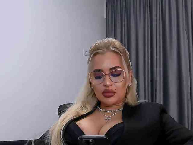 lovelyblondyx webcam