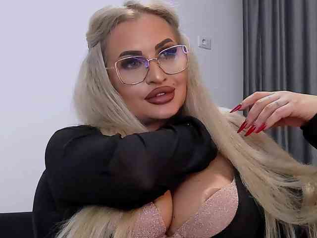 lovelyblondyx webcam