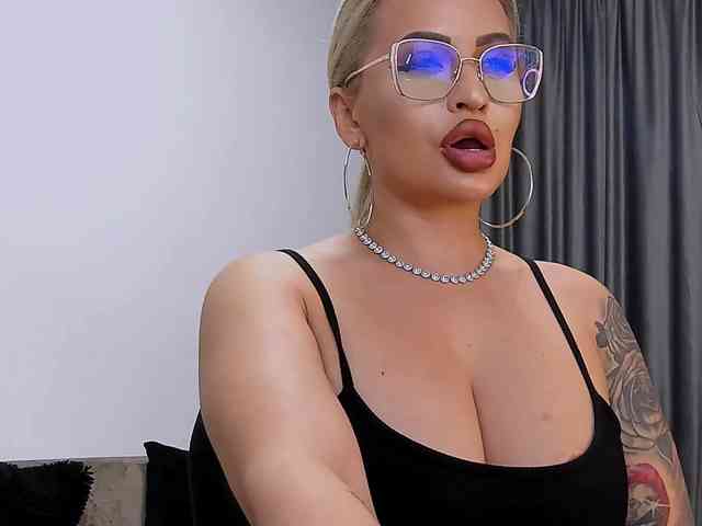 lovelyblondyx webcam