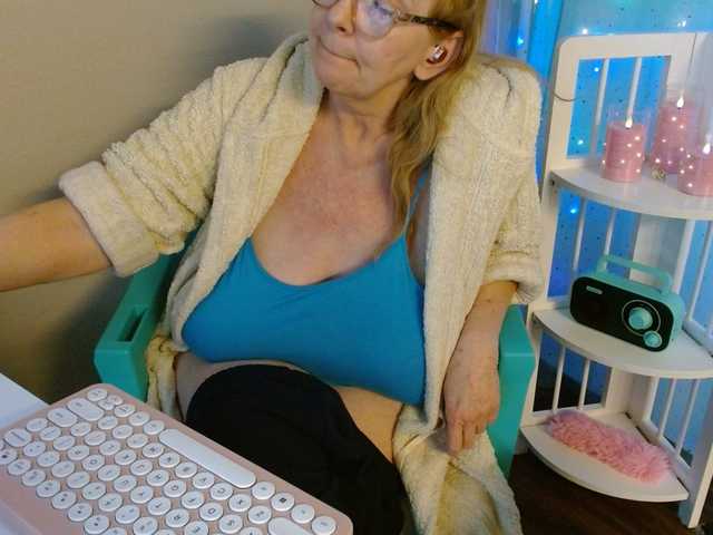 BongaCams LisaLinny is Freechat LisaLinny — Activate my Lush with PUBLIC tipping only! Panties off with Special Commands!