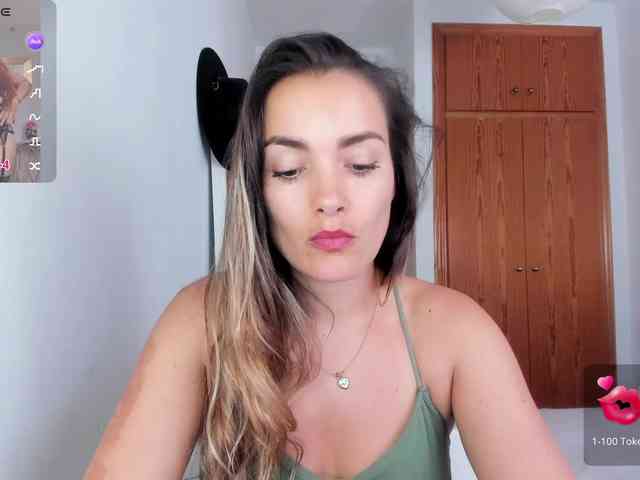NiaStone's webcam live show
