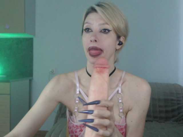 RoxySkyBlue's BongaCams show and profile