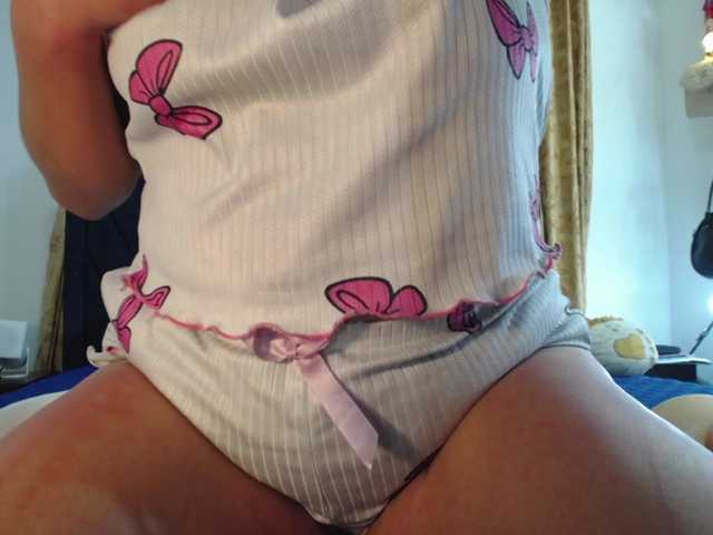 ComeFuckMe18's BongaCams show and profile