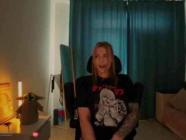 Digitalalexa (31, White Cam Girl) performing deepthroat.