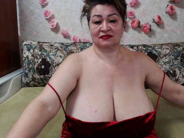 hugenipple Live Webcam on BongaCams