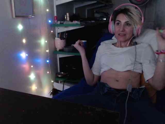 LadyMoonCash webcam