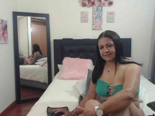 katiehotx webcam