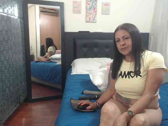 katiehotx webcam