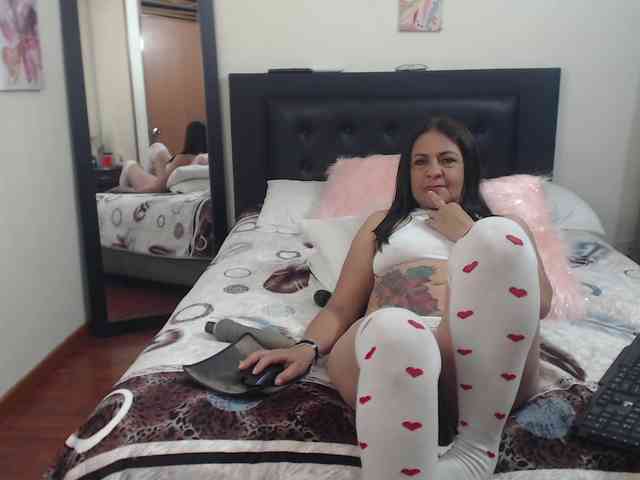 katiehotx webcam