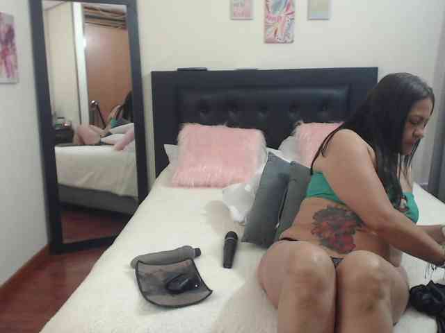 katiehotx webcam