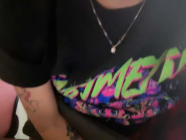 le modèle AmericnBarbie est en webcam porno dans un show sur le site bongacams, il possède les tags suivants: White/Caucasian,Blonde,Shaved