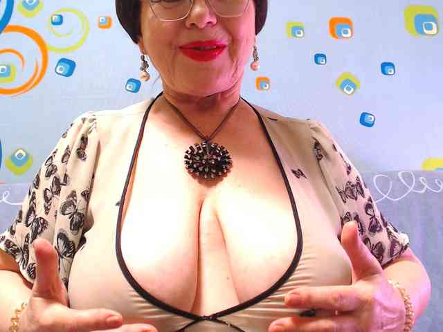 OldKinkyMILF webcam