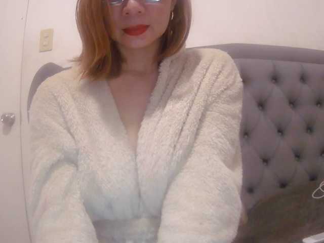 LivesAdrianne webcam