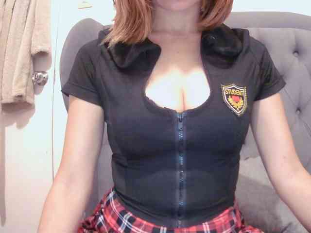 LivesAdrianne webcam