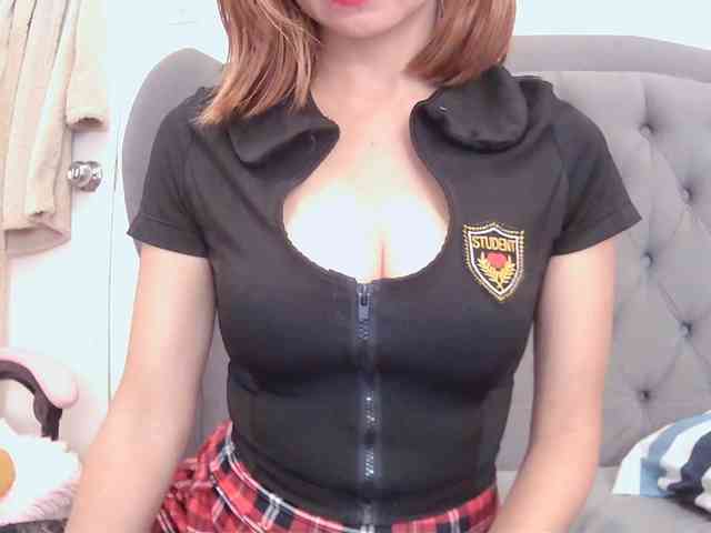 LivesAdrianne webcam