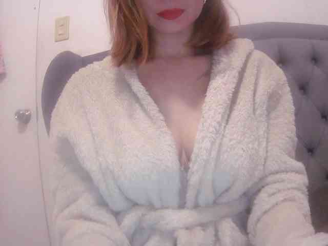 LivesAdrianne webcam