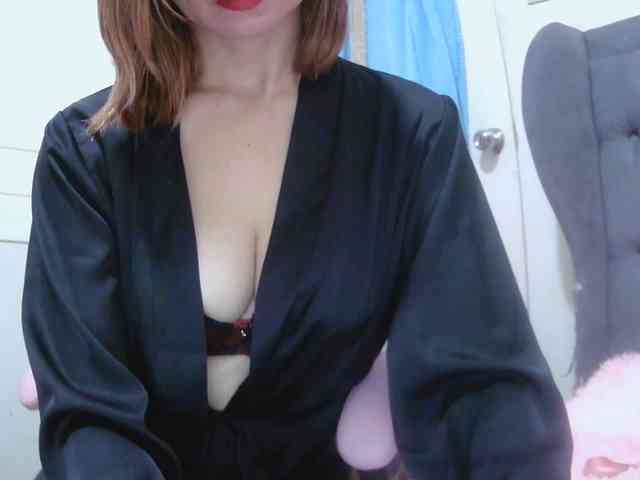 LivesAdrianne webcam