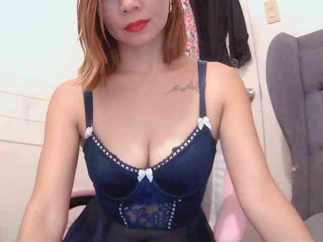 LivesAdrianne webcam