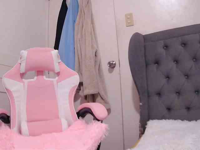 lovesAdrianna24 webcam