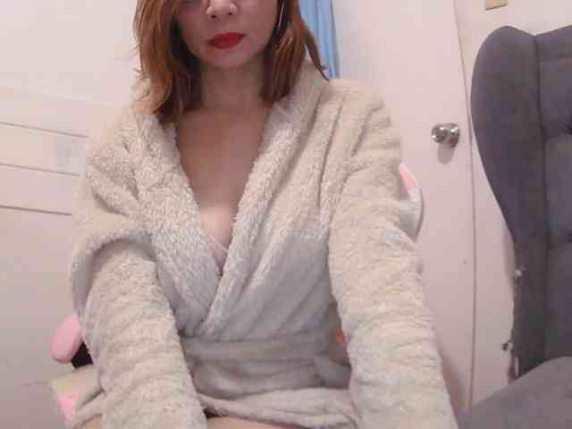 LivesAdrianne webcam