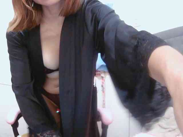 LivesAdrianne webcam