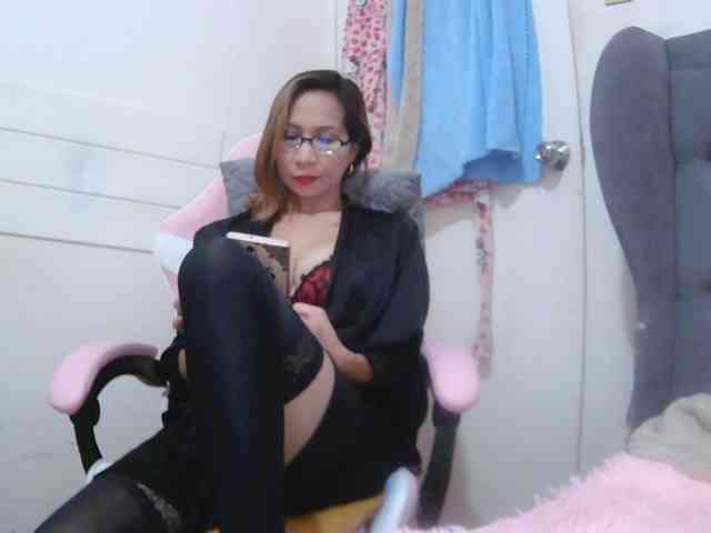 LivesAdrianne webcam