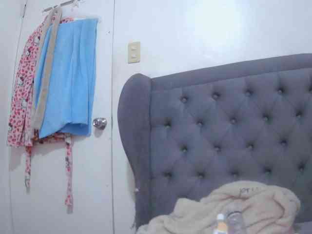 LivesAdrianne webcam