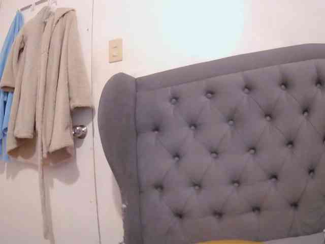 LivesAdrianne webcam